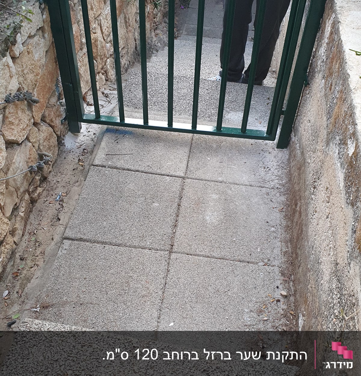 שער מתכת ירוק על גרם מדרגות אבן